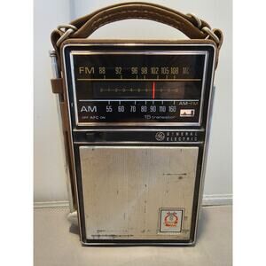 Vintage General Electric (GE) P-975D 15 AM/FM Transistor Radio - Works